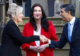 Rishi Sunak saluda en Belfast a Michelle O'Neill y Emma Little-Pengelly.