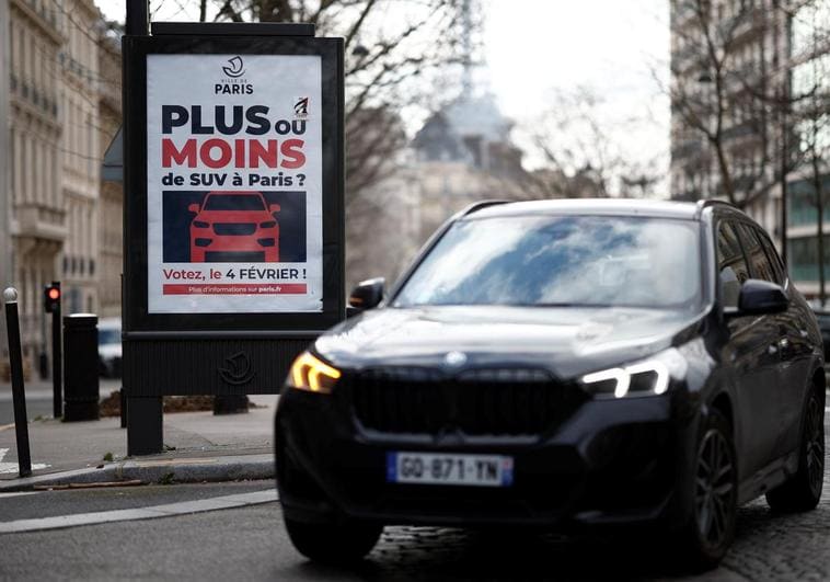 Un cartel que dice «¿Más o menos todoterrenos en París? Vote el 4 de febrero» en una valla publicitaria en una calle de París