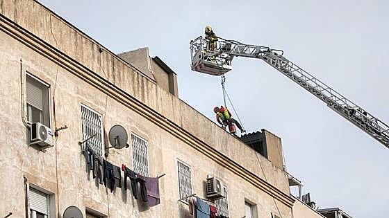 Buscan a tres desaparecidos en el derrumbe de un edificio de cinco plantas en Badalona