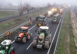 Decenas de tractores cortan la autovía A-2 a la altura de Vilasana (Lleida).