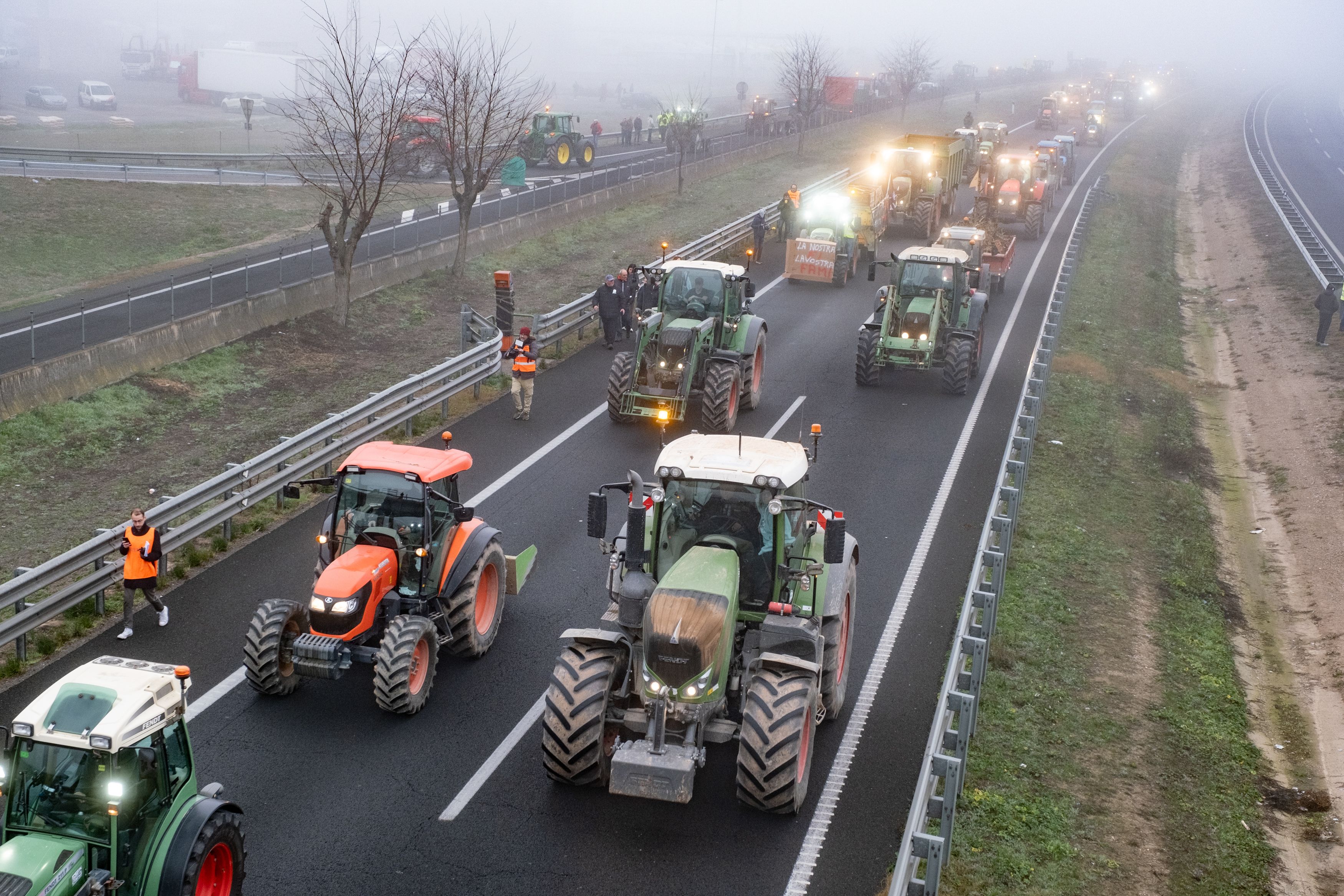 Decenas de tractores cortan la autovía A-2 a la altura de Vilasana (Lleida).