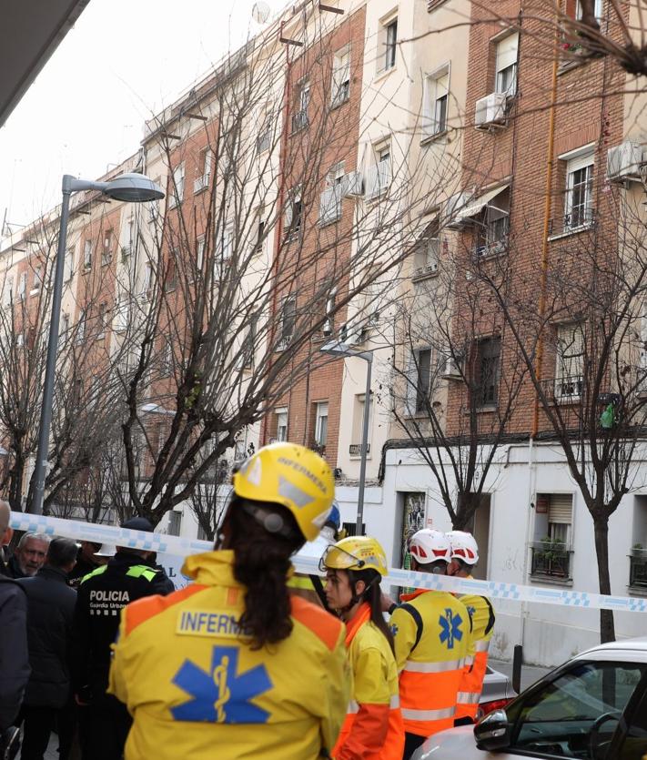 Imagen secundaria 2 - Buscan a tres desaparecidos en el derrumbe de un edificio de cinco plantas en Badalona