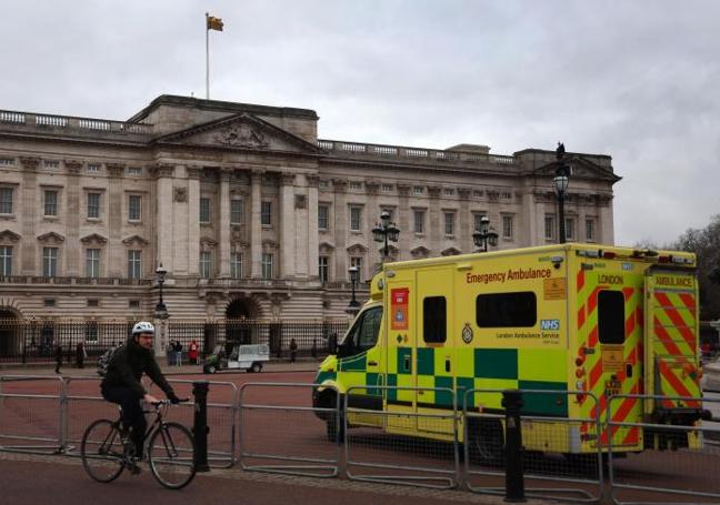 Una ambulancia estacionada junto a la fachada de Buckingham Palace.