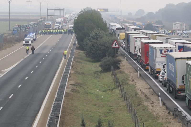 Vista del atasco de camiones durante la concentración de tractores en la A62 a la altura de Valladolid.