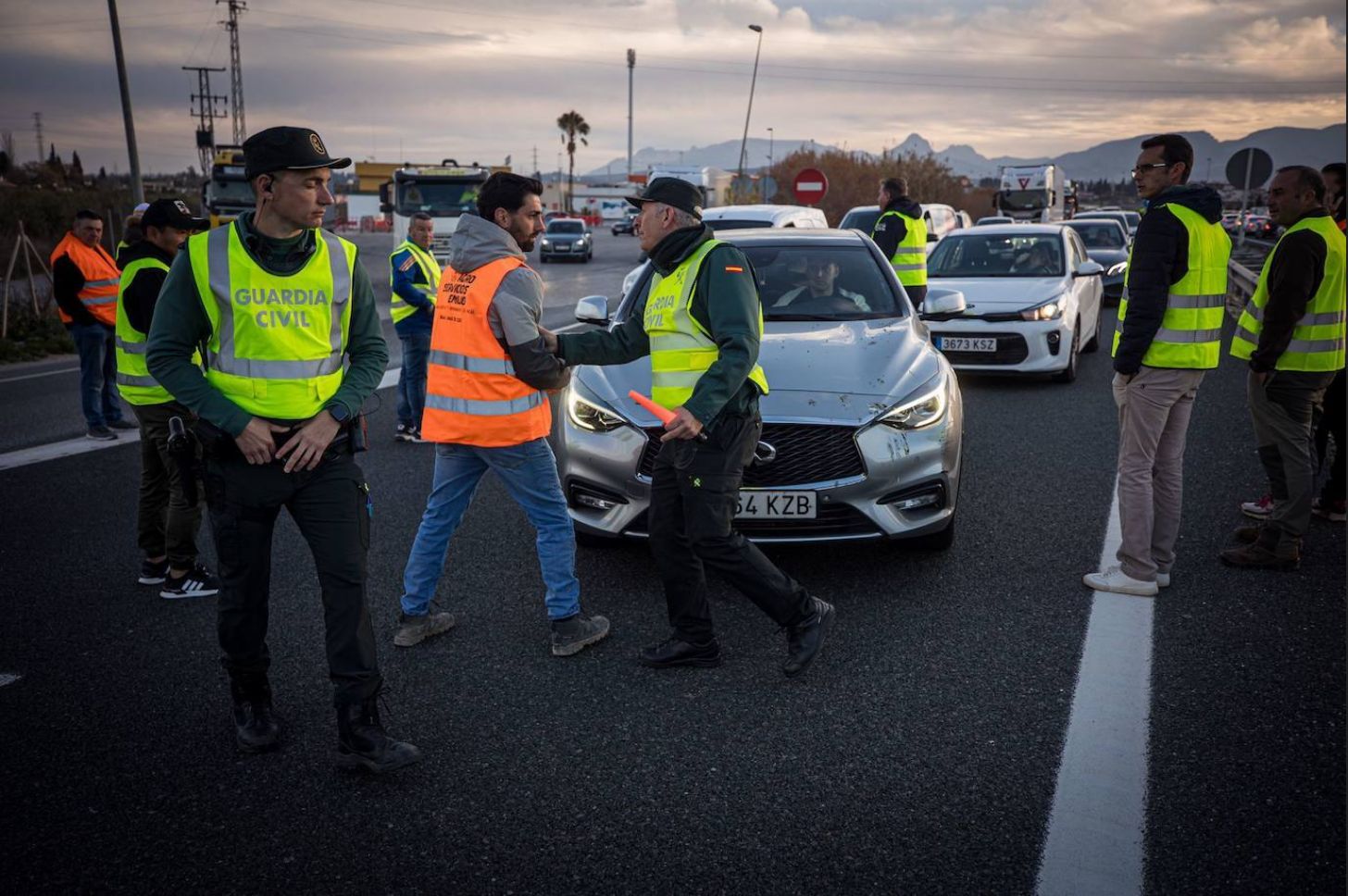 Los agricultores y la Guardia Civil han tenido enfrentmientos en Granada y uno de los manifestantes ha resultado herido.