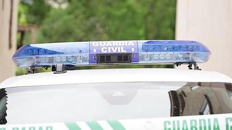 La Guardia Civil busca a un hombre por asesinar a navajazos a su pareja en Alicante