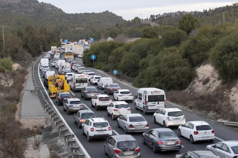 Tractores y camiones se han echado esta madrugada a la carretera, colapsando la autovía A-30 y el nudo viario del campus universitario de Murcia, con el objetivo de llegar a la capital.