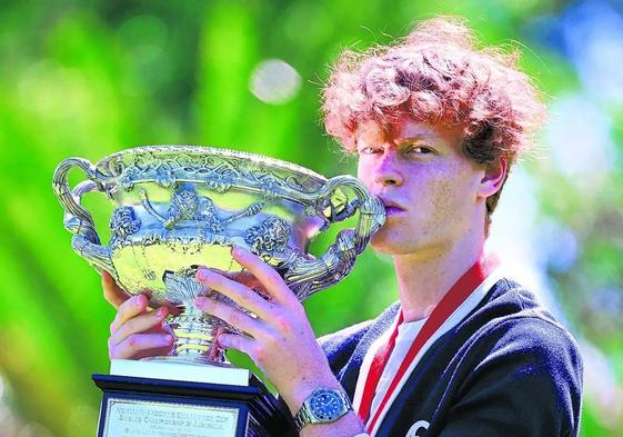 Sinner besa el trofeo de campeón del Open de Australia.