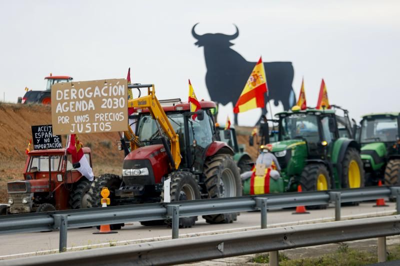 Concentración de tractores en la A4 a la altura de Madridejos (Toledo).