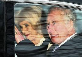 Carlos III y su esposa, Camila, salen este martes en coche de Clarence House, en Londres.