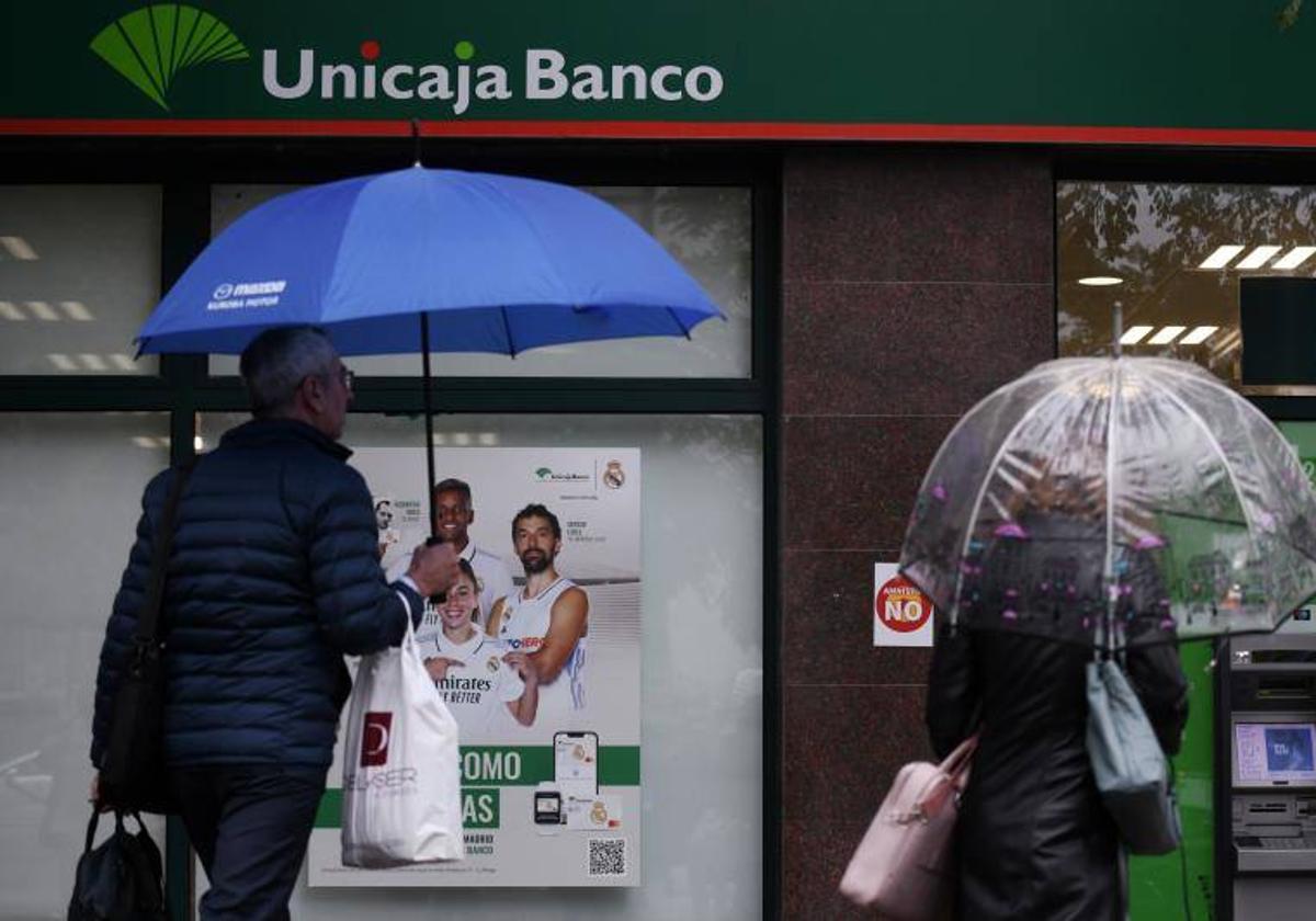 Unicaja se desmarca de la gran banca al ganar un 4% menos