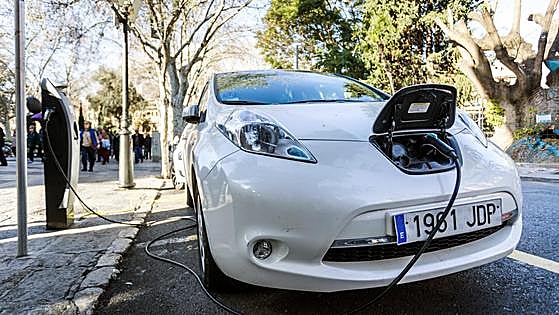 Las ayudas del Moves para comprar un coche eléctrico, atascadas: la mitad siguen 'aparcadas' en la Administración