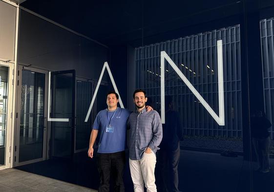 Bernardo Benshimol Toro y Alejandro Carrera Santos, fundadores de YourStep en la puerta de la Sede de Lanzadera.