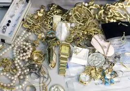 Imagen de archivo de joyas robadas a ancianos.