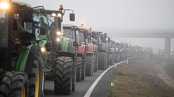 Los agricultores redoblan la presión al Gobierno en su segundo día de bloqueos