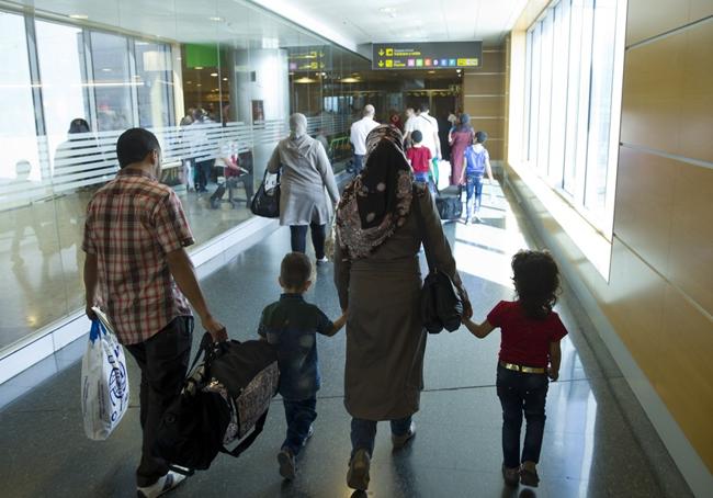 Un grupo de refugiados en el aeropuerto Adolfo Suárez-Madrid Barajas.