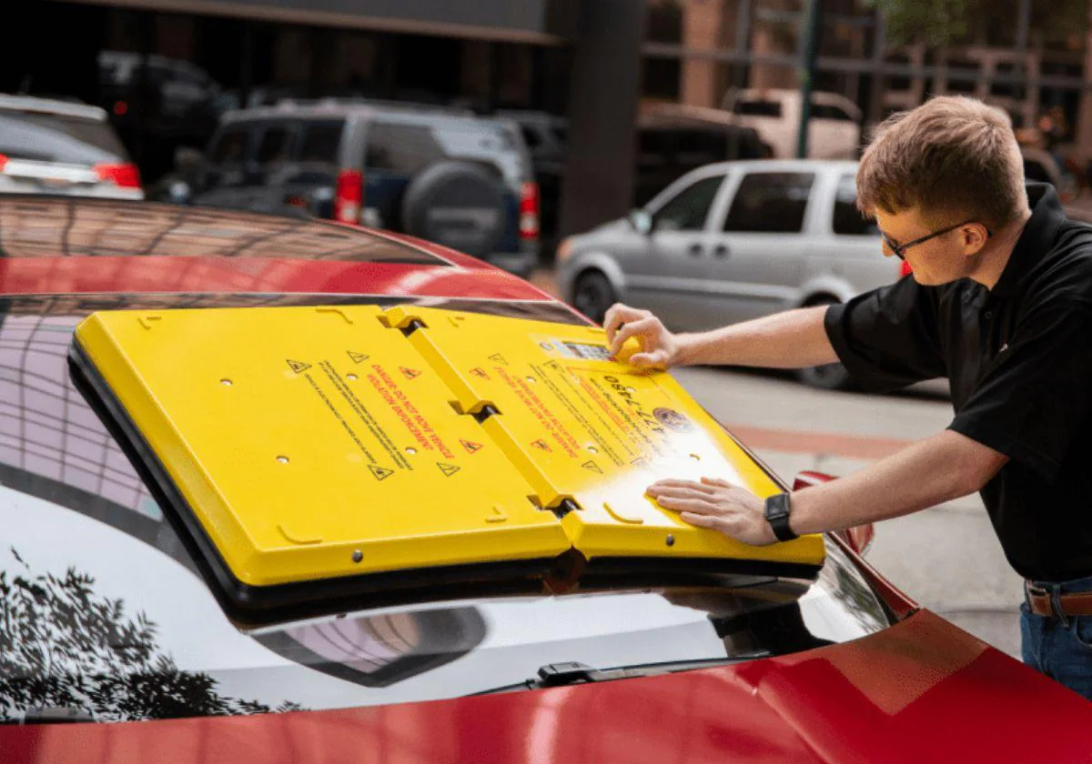 Publicidad en parabrisas de coches: multas y normas en España