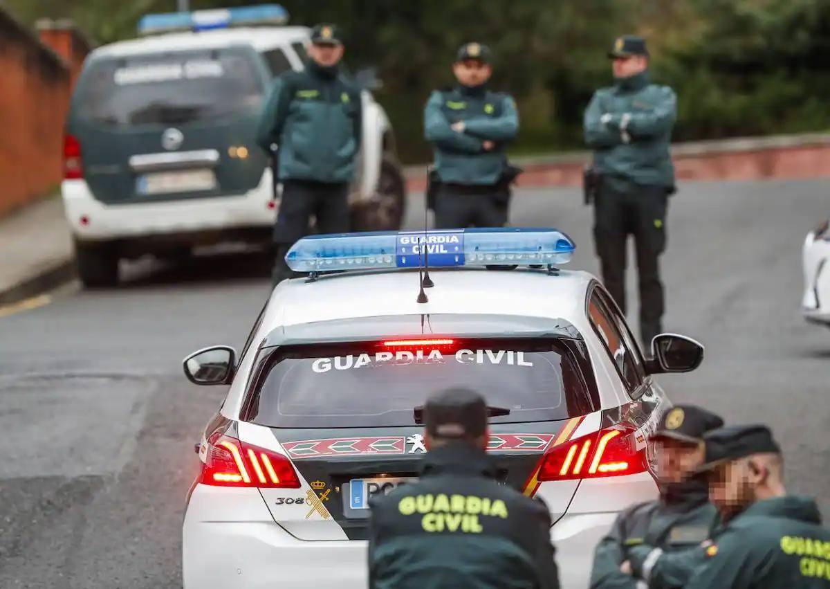 Imagen secundaria 1 - Imágenes de esta mañana, en las inmediaciones del domicilio familiar. 