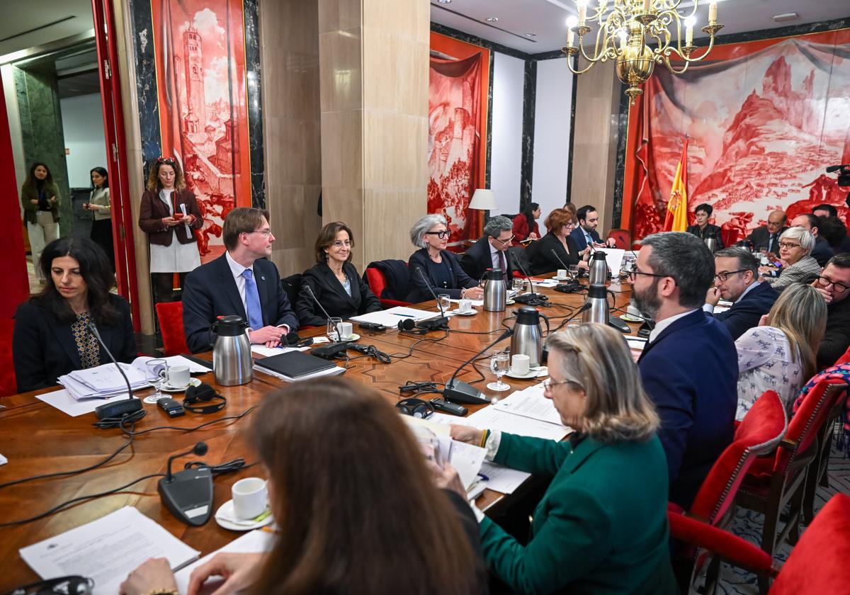 Miembros de la delegación de la Comisión de Venecia durante la reunión mantenida con los portavoces de la Comisión de Justicia del Congreso.