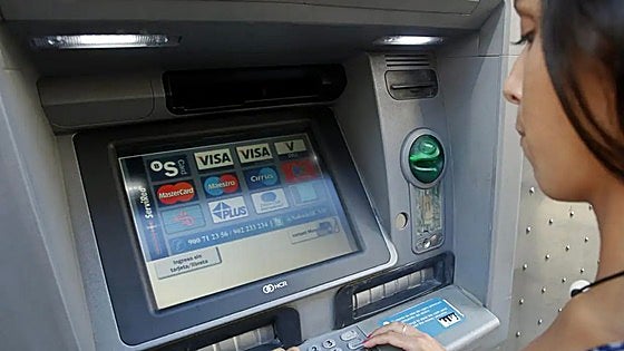 «Estuve meses sin poder pagar la luz y el agua porque el banco no me abría una cuenta»