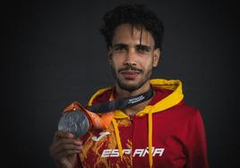 Mohamed Katir posa con la medalla de subcampeón del mundo lograda el verano pasado en Budapest.