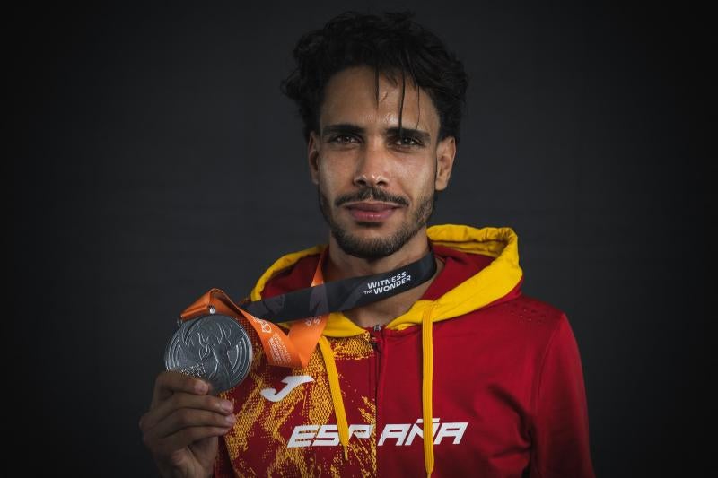 Mohamed Katir posa con la medalla de subcampeón del mundo lograda el verano pasado en Budapest.