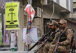 Soldados paquistaníes vigilan frente a un colegio electoral en Karachi.