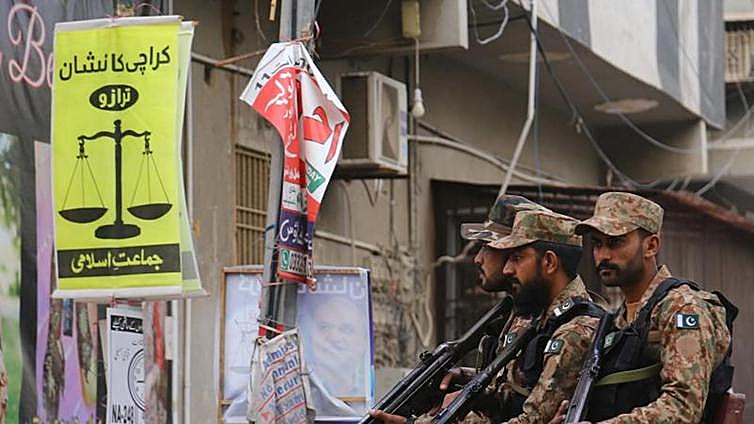 Pakistán vota en una extrema violencia con cinco muertos en atentados y sin internet en los móviles