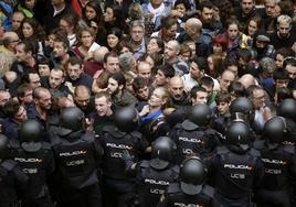 Agentes de la policía nacional intentan retirar a los concentrados en el instituto IES Tarragona el 1-0 de 2017.