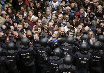 La Audiencia de Barcelona envía a juicio a 46 policías por las cargas del 1-O