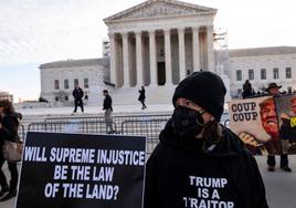 Un grupo de manifestantes contrarios a Trump protesta frente a la sede del Tribunal Supremo, en Washington DC.