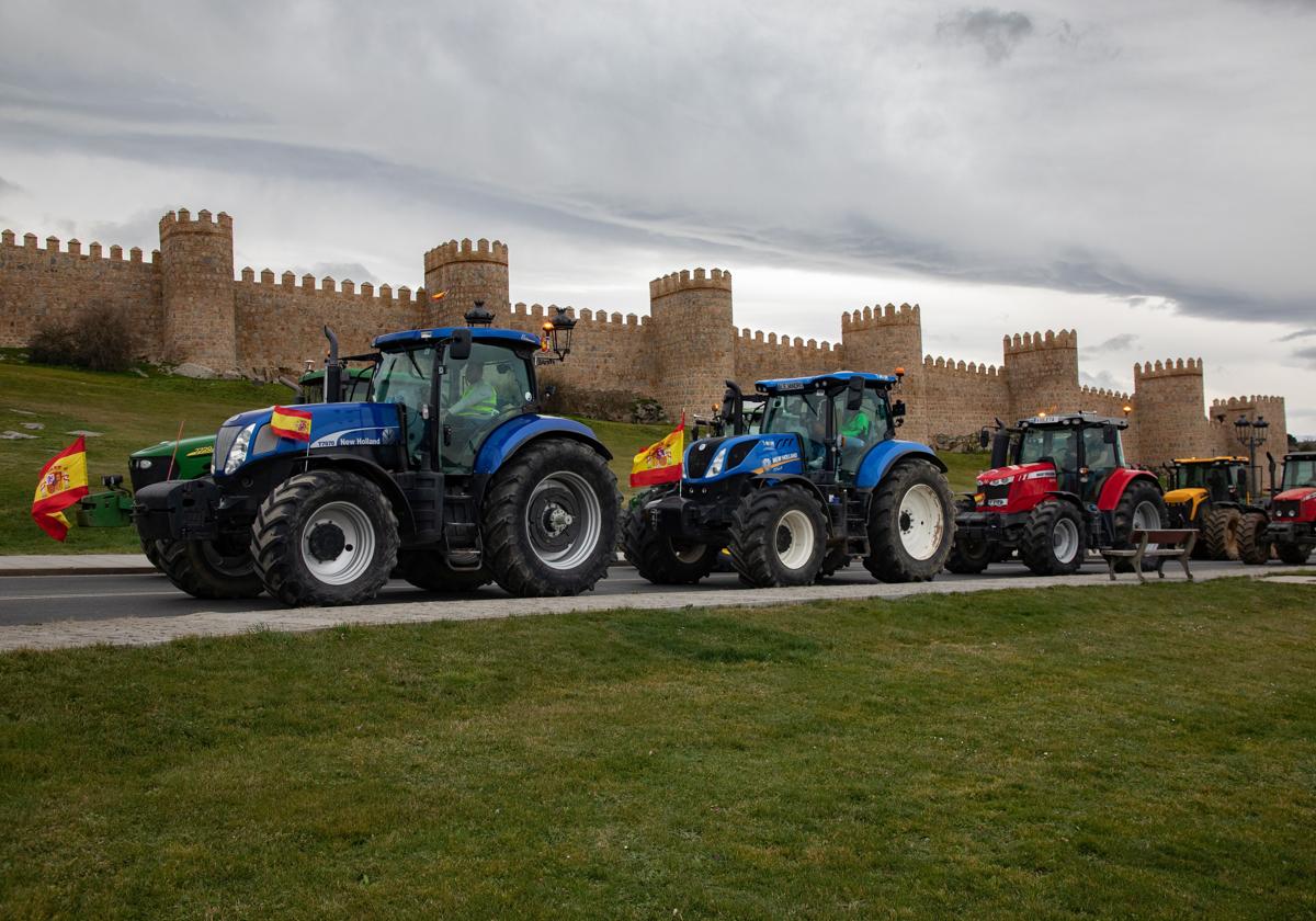 Varios tractores durante la tercera jornada de prostestas de los ganaderos y agricultores, este jueves en Ávila.