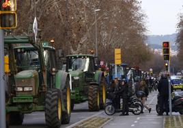 Decenas de agricultores con sus tractores que han pernoctado en Barcelona continúan esta mañana en la Ciudad y se dirigen al Parlament.