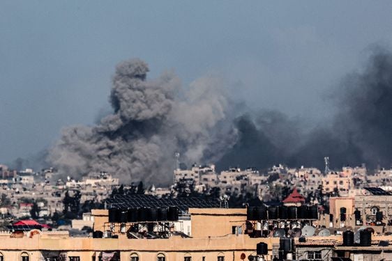 Israel bombardea ya la ciudad de Rafah.