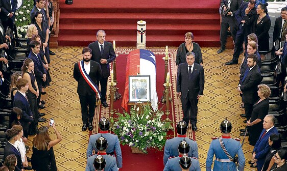 El actual presidente, Boric, los expresidentes Frei y Bachelet, y el presidente del Senado, Coloma, junto al féretro de Piñera en el Congreso.