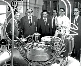 Guillermo Velarde, tercero por la izquierda, durante una visita del almirante Otero (a su derecha) a la factoría de Atomics International, en California, donde trabajaba.