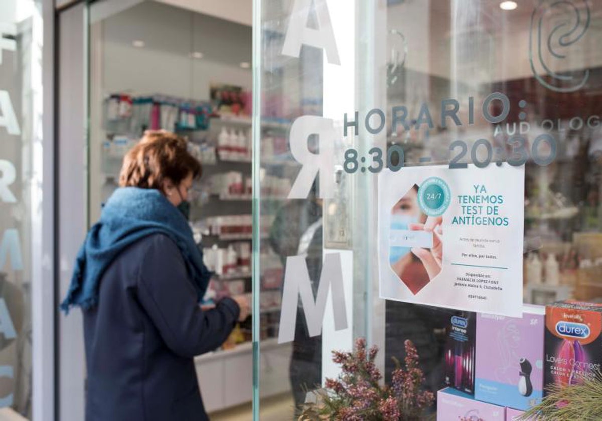 Una mujer entra en una farmacia en Menorca.