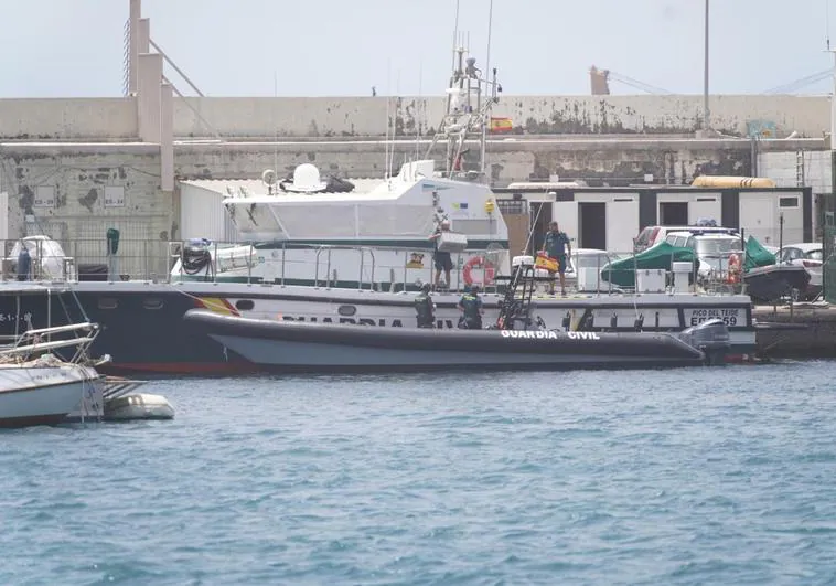 Dos guardia civiles han fallecido tras ser embestidos por una narcolancha en el Puerto de Barbate