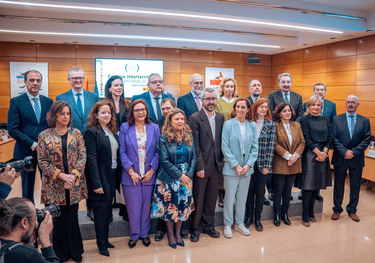 La ministra Mónica García, con los consejeros autonómicos.