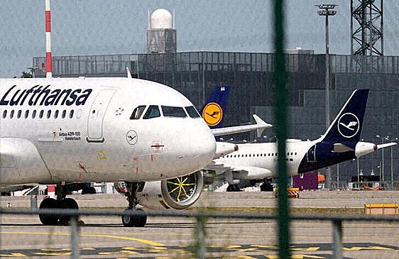 Un pasajero alemán muere en pleno vuelo desde Tailandia expulsando «litros de sangre»
