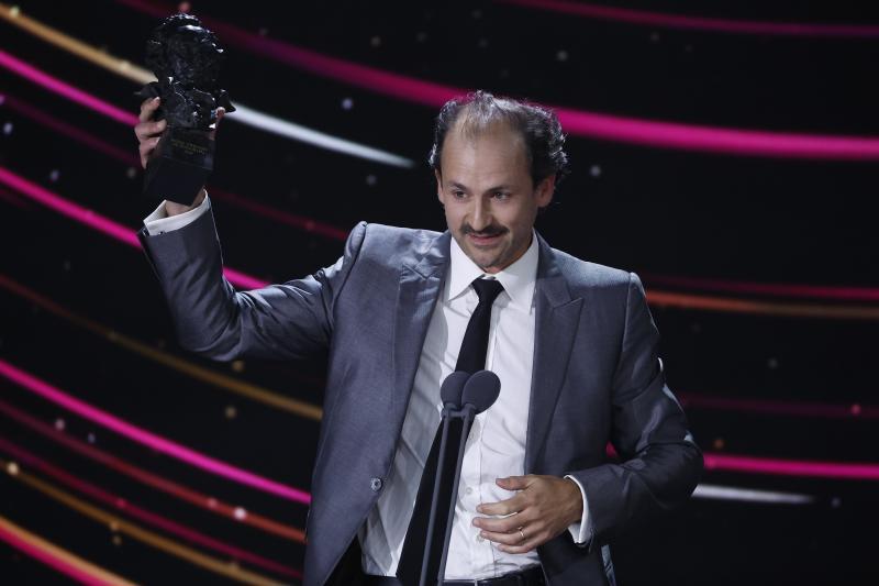 El director de fotografía uruguayo Pedro Luque tras recibir el Goya a ´Mejor dirección de fotografía´ por su trabajo en ´La sociedad de la nieve´