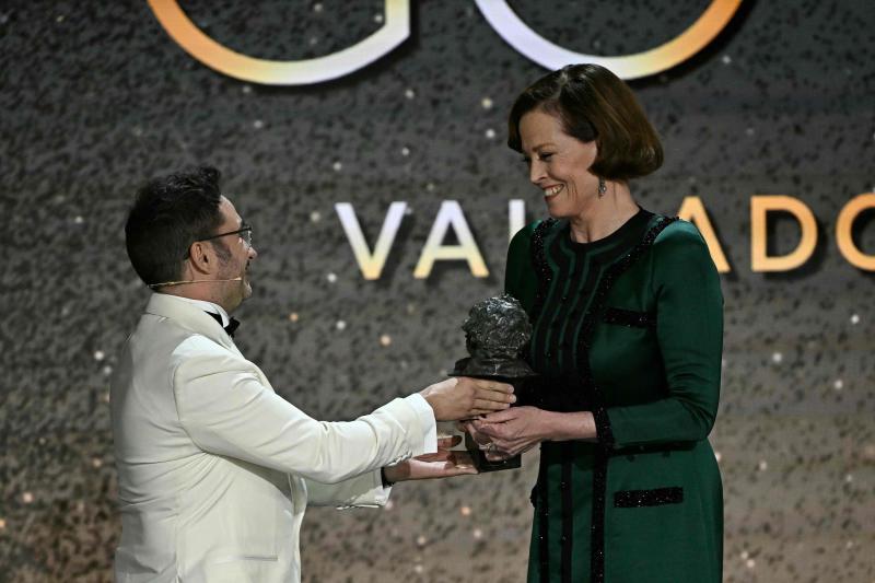 La actriz americana Sigourney Weaver recibe el Goya de manos de Juan Antonio Bayona