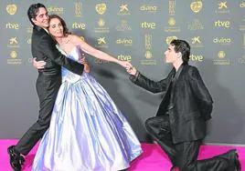 Javier Calvo, Javier Ambrossi y Ana Belén, los presentadores de la gala, durante la alfombra roja.