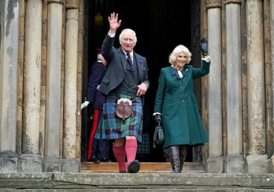 Carlos III y Camila saludan a sus súbditos después de participar en una ceremonia en Dunfermline, Escocia.