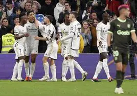 Los jugadores del Real Madrid celebran el segundo gol de Bellingham (2i).