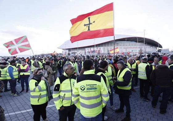 Agentes de policía frente a agricultores.