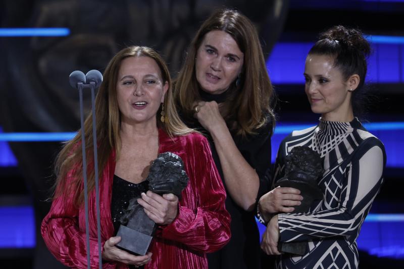 El equipo de maquillaje y peluquería de ´La sociedad de la nieve´, Ana y Belén López Puigcerver y Montse Ribé, tras recibir el Goya a ´Mejor maquillaje y peluquería´