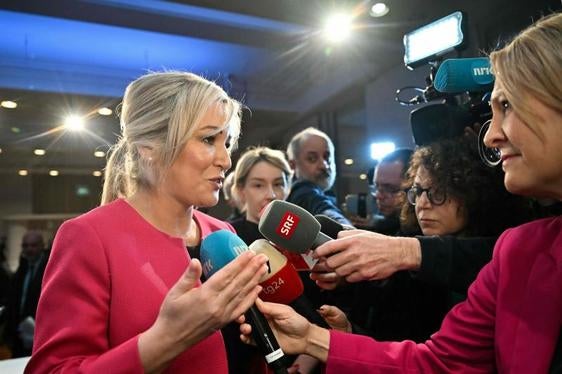 Michelle O'Neill, entrevistada por periodistas este jueves en Londres.