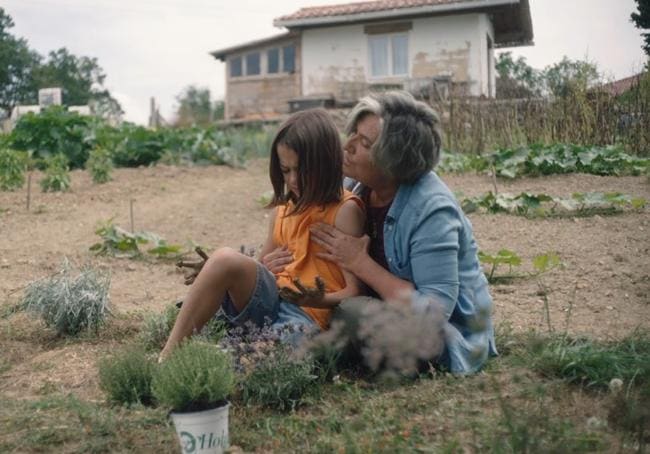 Ane Gabarain con la pequeña Sofía Otero en el filme.