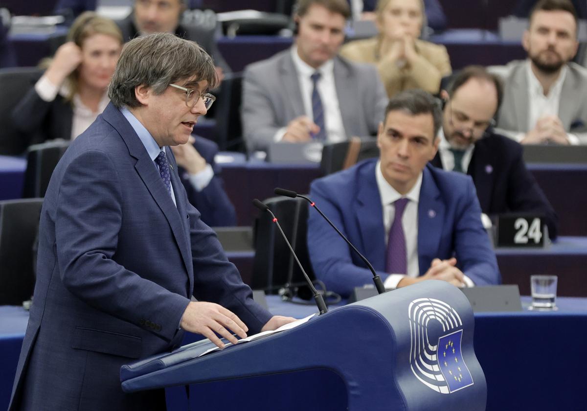 Carles Puigdemont, expresident de la Generalitat, y Pedro Sánchez, presidente del Gobierno